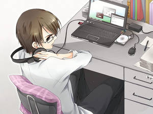 Animegutt holder hodetelefonene mens han jobber på laptop