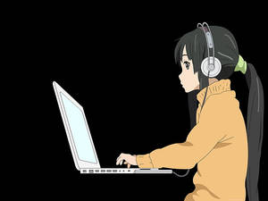 Animejente som jobber på hvit slank bærbar PC