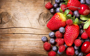 Assorted Berries On Wood bakgrunnsbilde — 16:10 Bakgrunner