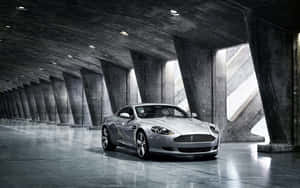 Aston Martin DB9 kjører gjennom et naturskjønt bybilde — 2560x1600 Bakgrunner