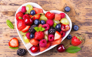 Assorted Berries On Heart-Shaped Bowl bakgrunnsbilde — 16:10 Bakgrunner
