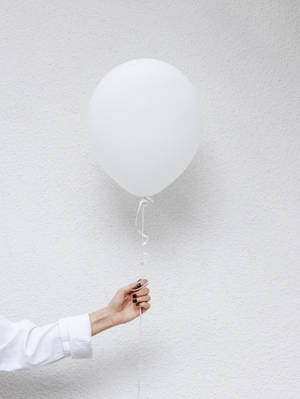 Bakgrunnsbilde med ballong i hvit estetikk — 3:4 Bakgrunner