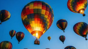 Flere fargerike varmluftsballonger på en blå himmel. — Himmelutsikt Bakgrunner