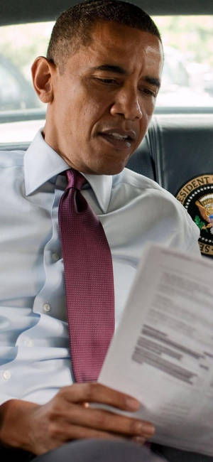 Barack Obama dyp lesning bakgrunnsbilde — iPhone 18 Pro Max Bakgrunner