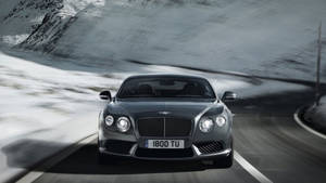 Bentley suser i snødekte fjell bakgrunn — 16:9 Bakgrunner