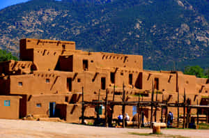 Bildetekst: «Praktfull midt på dagen ved det historiske Taos Pueblo»