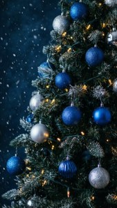 Et mørkeblått juletre med lys og snø i en stemningsfull vinterscene. — Mørkeblå estetisk GIF Bakgrunner