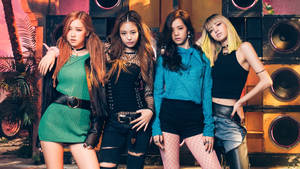 Blackpink-medlemmer over boom-høyttalere for Boombayah MV bakgrunnsbilde