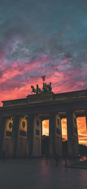 Brandenburger Tor Quadriga oransje rosa himmel — Oppo Reno15 Pro Mini Bakgrunner