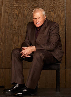 Brian Dennehy brun estetisk dress trebakgrunn — Brun estetisk GIF Bakgrunner