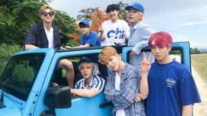 Bakgrunnsbilde med BTS-gruppebilde fra Saipan — Bts gruppebilde GIF Bakgrunner