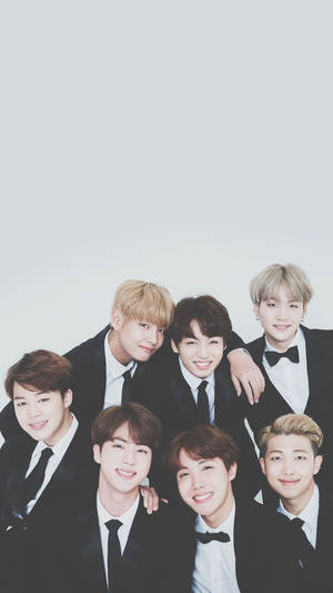 BTS-bakgrunnsbilde av V, Jungkook, Jimin, Suga, Jin, RM og J-Hope iført svart dress.
