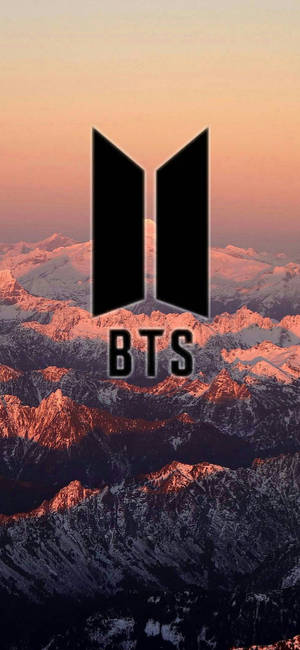 Bakgrunnsbilde med BTS-logo på estetisk fjell — iPhone 18 Pro Bakgrunner