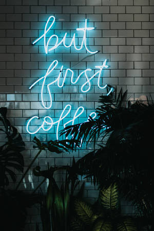 "But First Coffee" i Neonlys Blå iPhone — Xiaomi Pad 8 Pro Bakgrunner