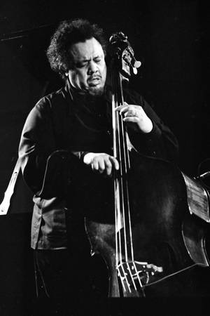 Charles Mingus Sjelfullt Spiller Bassgitar — Xiaomi Pad Bakgrunner