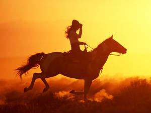 Country Western Ridning Mot Solnedgang