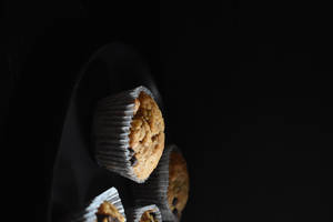 Muffins på svart bakgrunn bakgrunnsbilde — Batterisparing Bakgrunner
