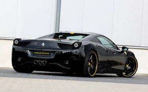 Bakfra av svart Ferrari 458 Italia med gule aksenter bakgrunnsbilde.