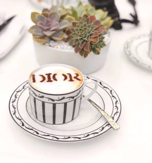 Dior Cafe Cappuccino bakgrunnsbilde — Oppo Find N Bakgrunner