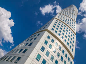Dramatisk utsikt over Turning Torso, Sveriges høyeste bygning — Blå himmel Bakgrunner