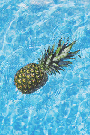 Ananas som flyter i et blått basseng bakgrunnsbilde — 2:3 Bakgrunner