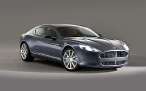 Elegant Aston Martin Rapide S i bevegelse — Steam Deck OLED Bakgrunner