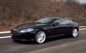 Elegant Aston Martin DB9 på en åpen vei — MacBook Pro 13 Bakgrunner