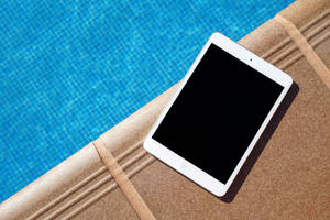 iPad Mini ved bassengkanten — iPad Mini Bakgrunner
