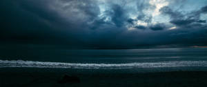 Ultrawid mørk himmel med litt lys som vises på havet. — 2560x1080 Bakgrunner