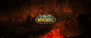 Ultrawide World of Warcraft-tittel i midten av en brennende, steinete fangehull. — 2560x1080 Bakgrunner