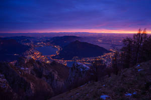 Nattbyutsikt fra en ås bakgrunnsbilde