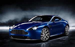 Fantastisk Aston Martin DB9 i bevegelse på en naturskjønn rute — MacBook Pro M1 Bakgrunner