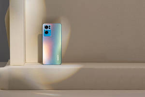 Fargerik Oppo-smarttelefon mot skyggene