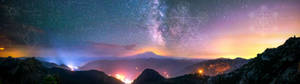 Fjellandskap med en estetisk himmel drysset med matteformler dobbel skjerm bakgrunnsbilde. — 3840x1080 Bakgrunner