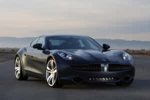 Fisker Karma – en luksuriøs elbil på en naturskjønn kysttur — Surface Pro Bakgrunner