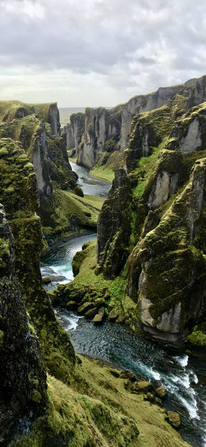 Fjaðrá River Canyon Iceland bakgrunnsbilde — iPhone 15 Pro Max Bakgrunner