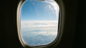 Himmelutsikt fra et flyvindu med skyer og sollys. — Himmelutsikt Bakgrunner