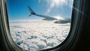Himmelutsikt fra fly med skylag under og blå himmel over — Himmelutsikt Bakgrunner