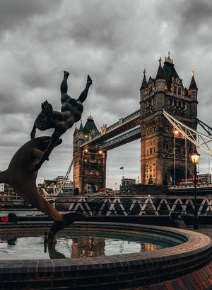 Fontene nær Tower Bridge bakgrunnsbilde — Twilight Bakgrunner