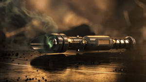 Star Wars-bakgrunnsbilde av et våpen som avgir røyk på et bord