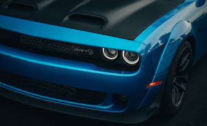 Frontlykter av blå Dodge Challenger