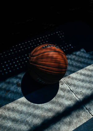 Basketball på betong med stripete skygger bakgrunnsbilde — OnePlus Pad 2 Pro Bakgrunner