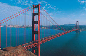 Golden Gate Bridge hengende over blått vann