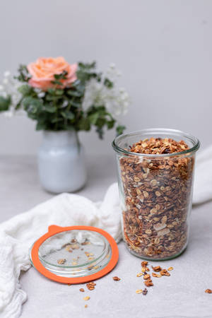 Granola og rosa roseblomst — Roseblomst Bakgrunner