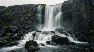 Monokrom foss med tåkete steiner — Grå estetikk Bakgrunner