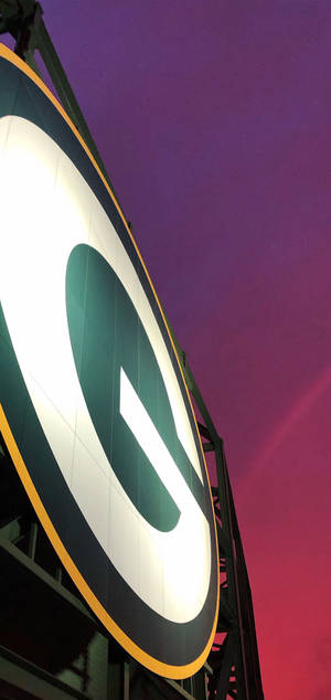 Green Bay Packers-logo på stadion-bakgrunn — iPhone 14 Pro Max Bakgrunner