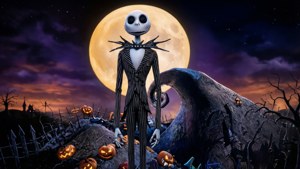Jack Skellington står majestetisk over Halloween-byen under en glødende måne. — Marerittet før jul GIF Bakgrunner