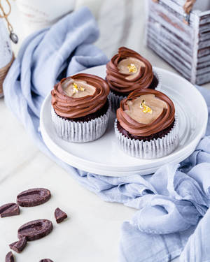 Gull sjokolade cupcake bakgrunn — 4:5 Bakgrunner