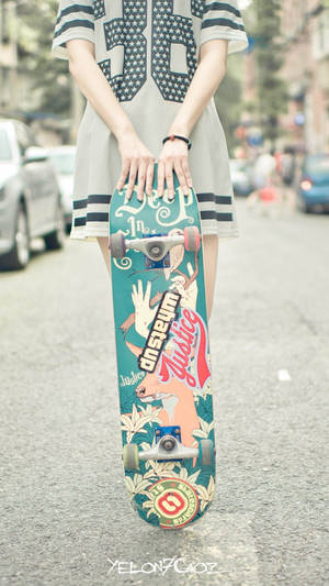 Halvkropp av jente med skateboard iPhone — Kult iPhone Bakgrunner