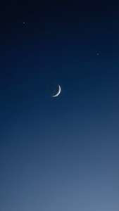 En minimalistisk nattehimmel med en halvmåne og én stjerne. — Himmelutsikt Bakgrunner